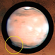 Ilustración para el artículo titulado Astrónomos descubren perplejos una gigantesca y extraña nube sobre Marte